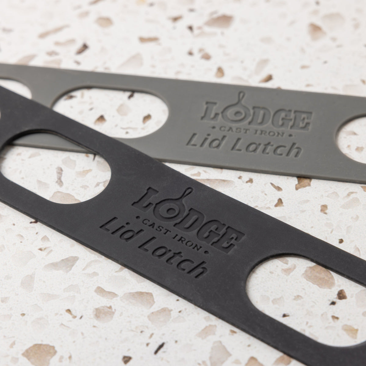 Branding on lid latch with Lodge logo.