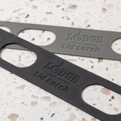 Branding on lid latch with Lodge logo.