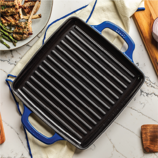 Top view of grill pan sitting on table with freshy made chicken.